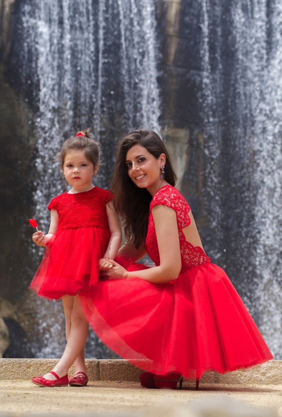 Lace Backless Dress Elegant Round Neck Short Sleeve Lightweight Fabric Perfect for Parties and Events Wholesale