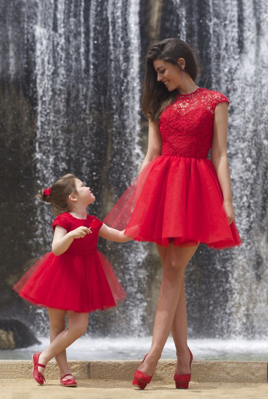 Lace Backless Dress Elegant Round Neck Short Sleeve Lightweight Fabric Perfect for Parties and Events Wholesale