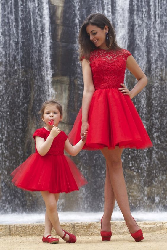 Lace Backless Dress Elegant Round Neck Short Sleeve Lightweight Fabric Perfect for Parties and Events Wholesale